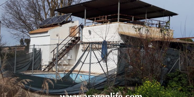 Finca de regadío en Caspe. Casa 52m2 + terreno de 1.906m2. Con piscina. 56.000€