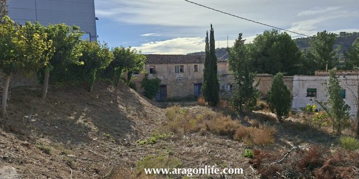 3 Edificios de total  1.463m2  + terreno urbano de 4.070m2. Caspe. 35.000€