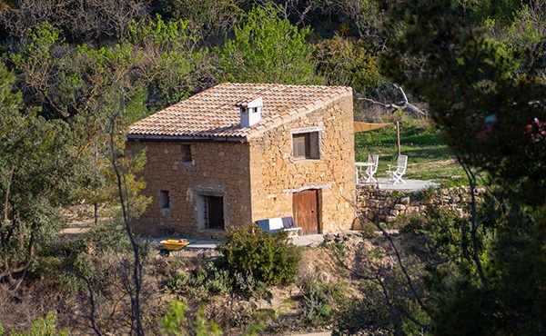 Finca de 37.420m2 + casa de 66m2. Caseres (Tarragona). 59.000€