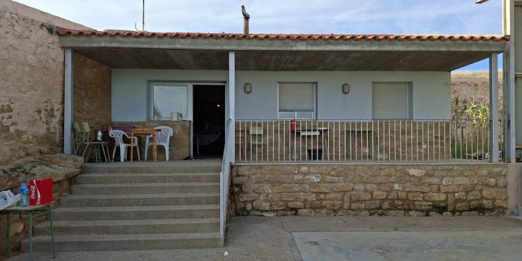 Chalet construido en propiedad de 350m2 + 1Ha terreno. Chiprana (Aragón). 130.000€