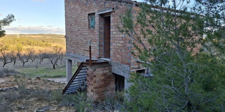 Finca con agua de 10.500m2 + casa de 61m2. Batea. 45.000€