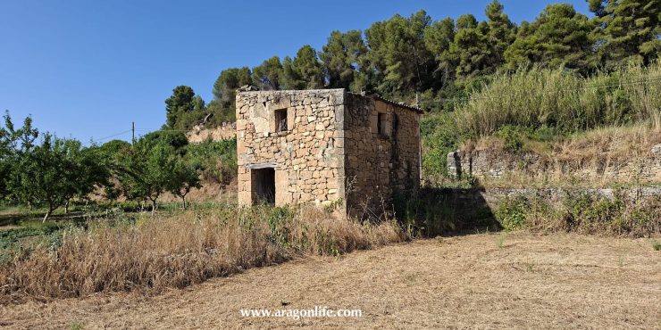 Finca con agua de 4.479m2 +casita de 40m2. Mazaleón. Al lado del río. 18.000€